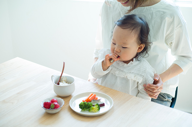 野菜を食べる赤ちゃん